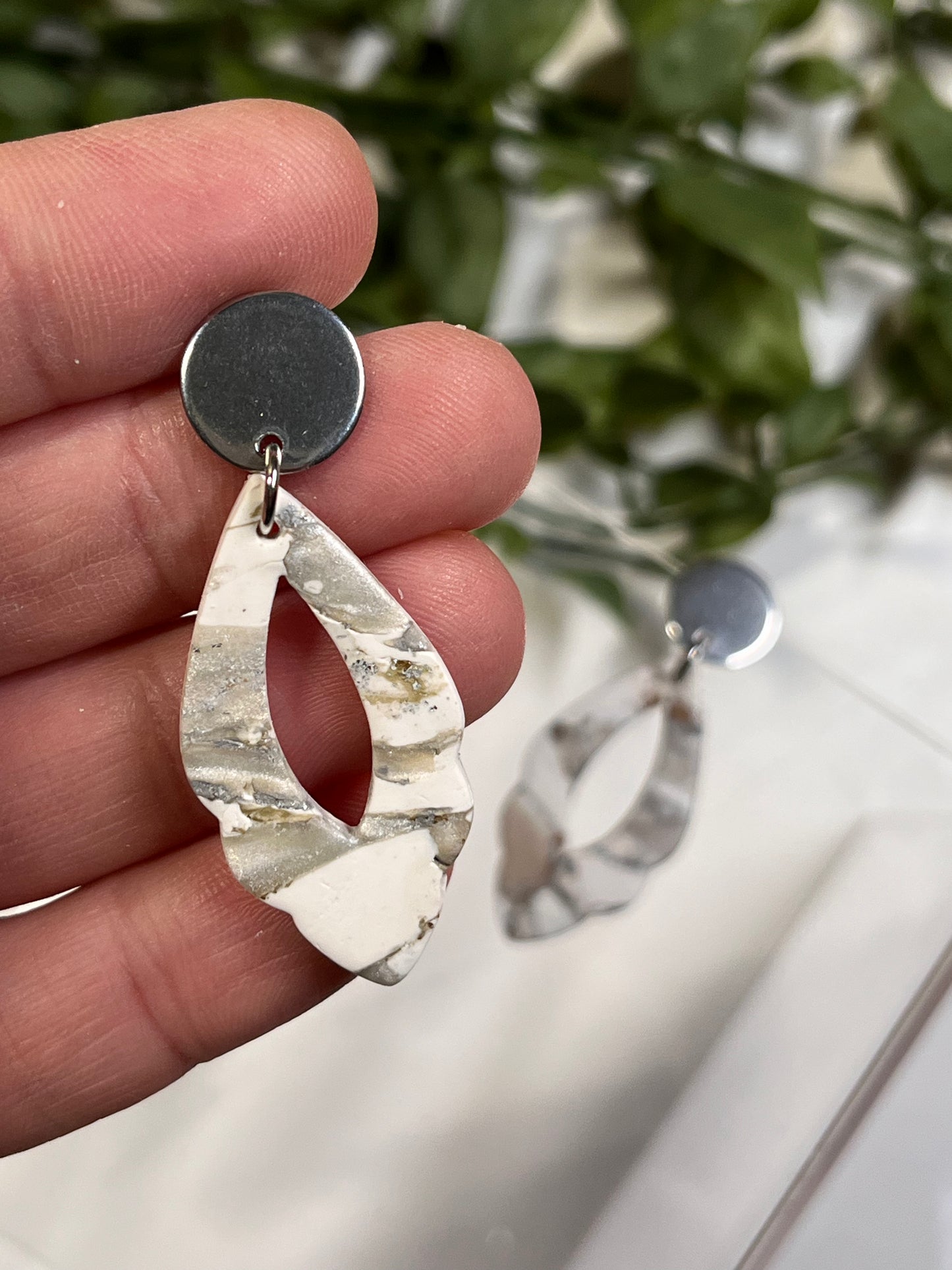 Pearl Marble Scalloped Dangle (Silver)