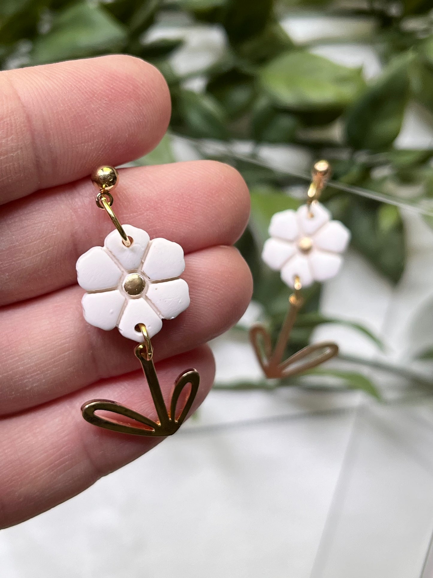 Flower Dangle w/ Gold Stem Charm (Cream)