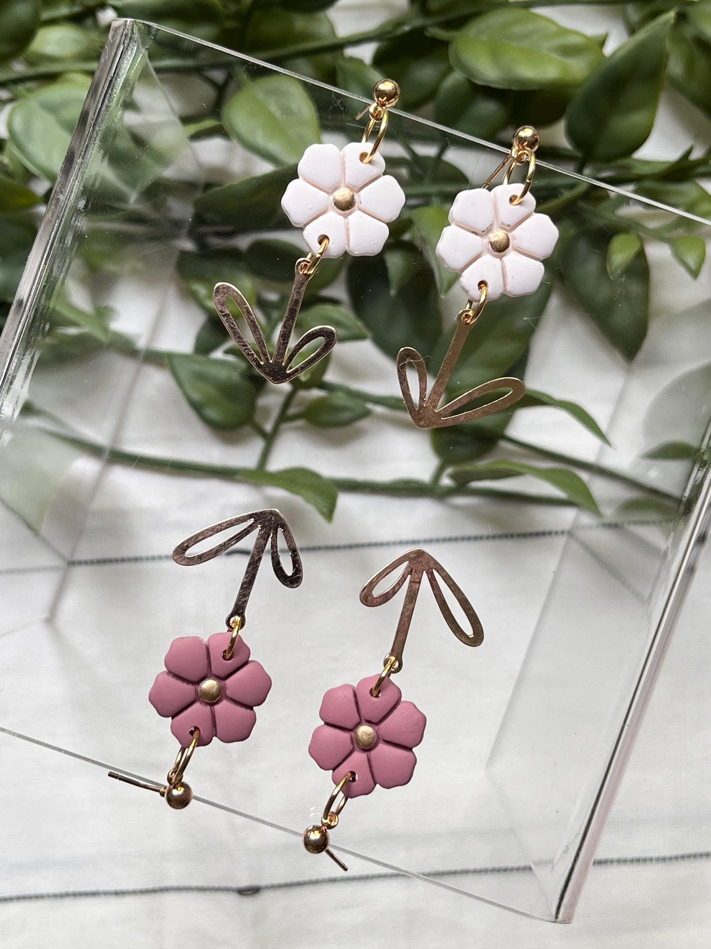 Flower Dangle w/ Gold Stem Charm (Cream)