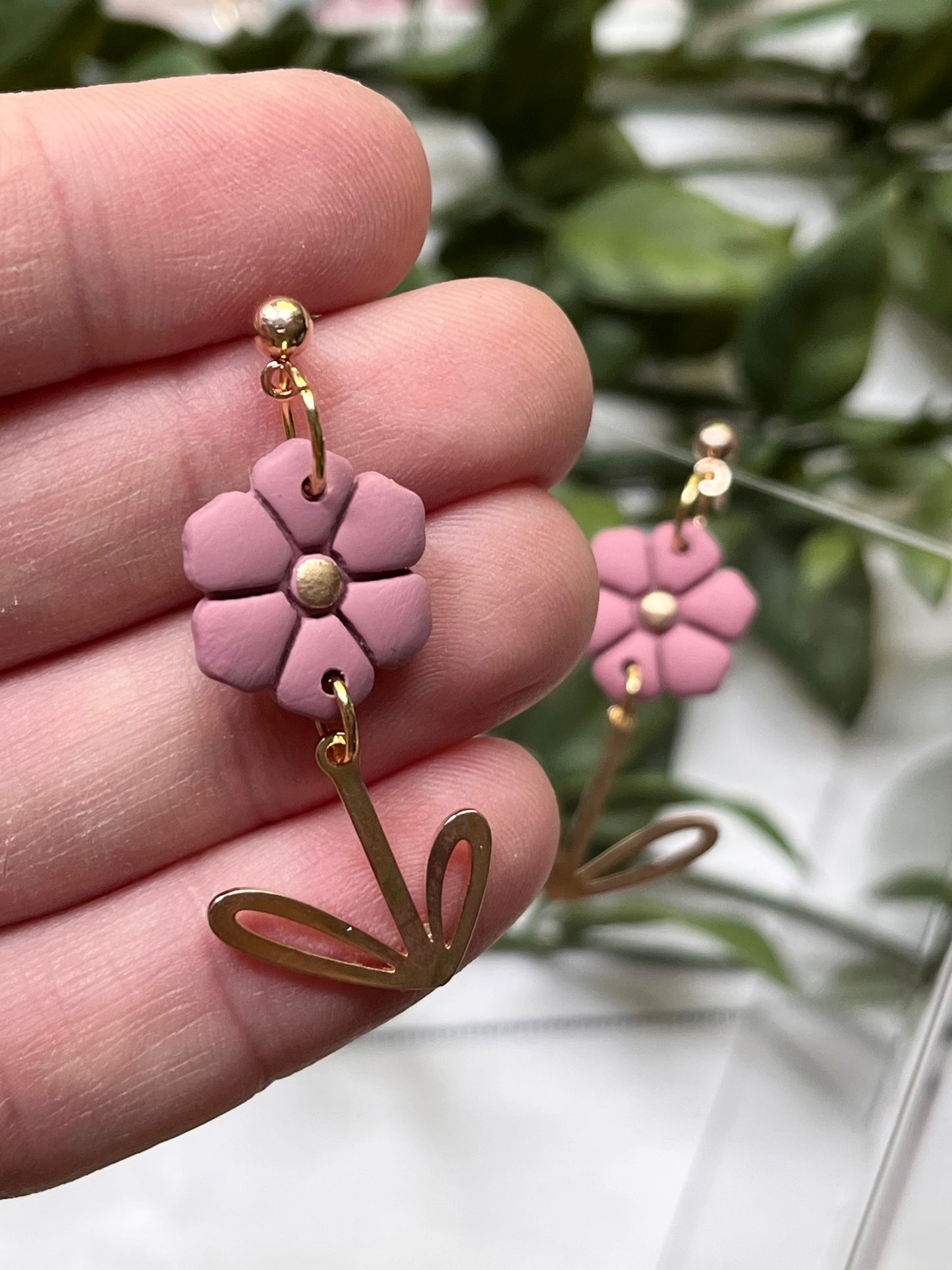 Flower Dangle w/ Gold Stem Charm (Pink)