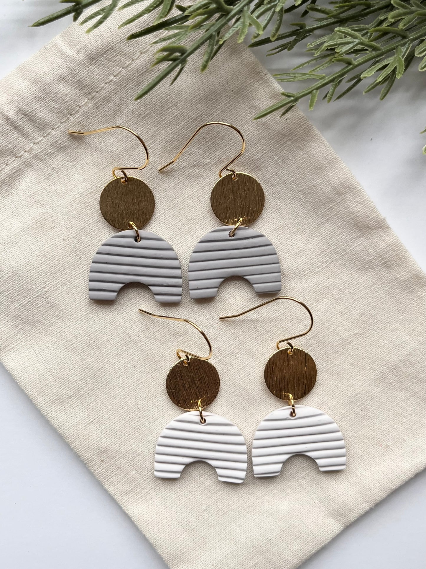 Striped U-Shape Hook Dangle w/ Circle Charm (Cream)