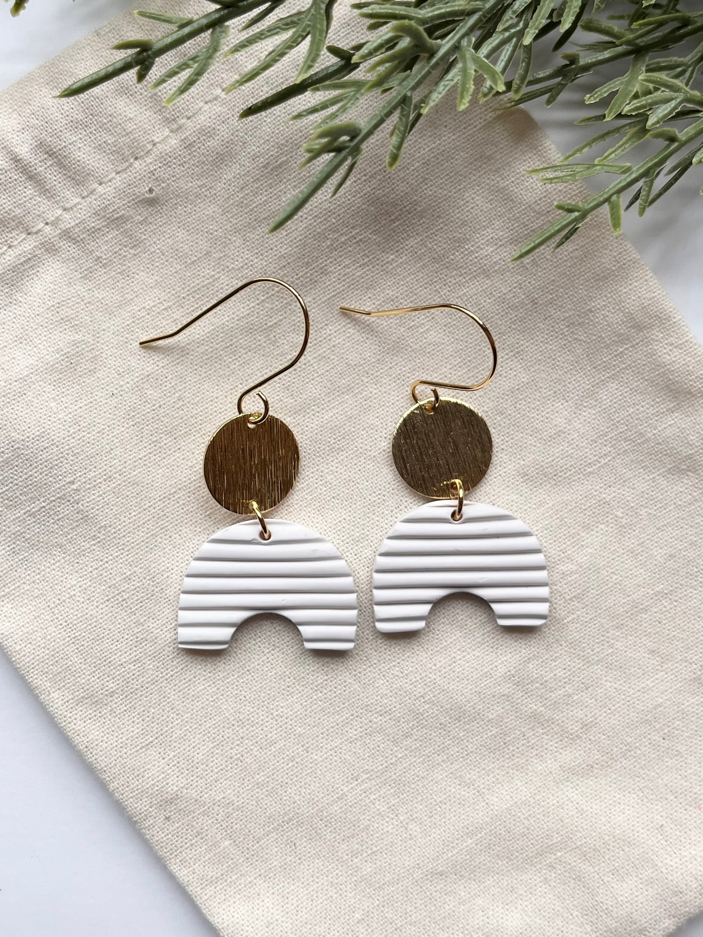 Striped U-Shape Hook Dangle w/ Circle Charm (Cream)