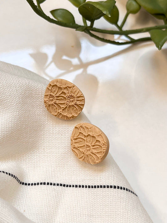 Ecru Sunflower Texture Organic Stud