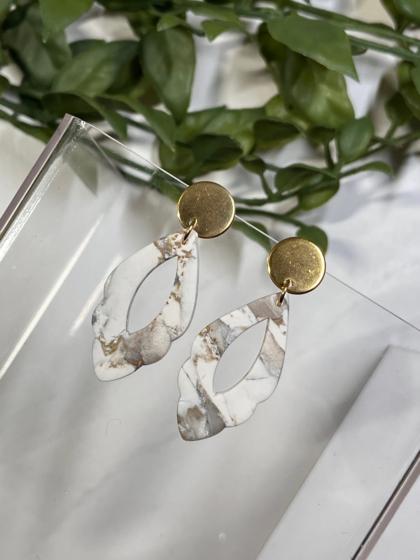 Pearl Marble Scalloped Dangle (Gold)