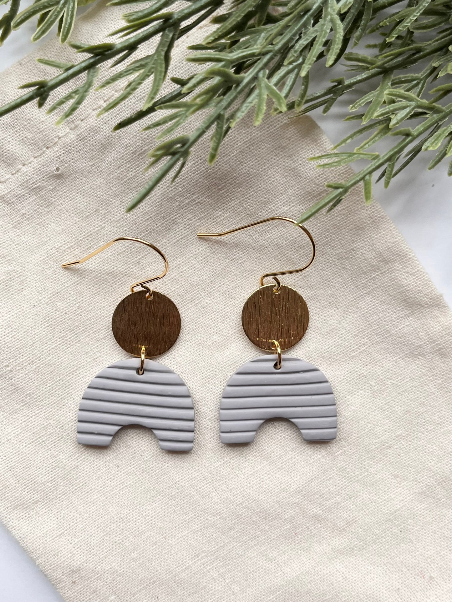 Striped U-Shape Hook Dangle w/ Circle Charm (Gray)